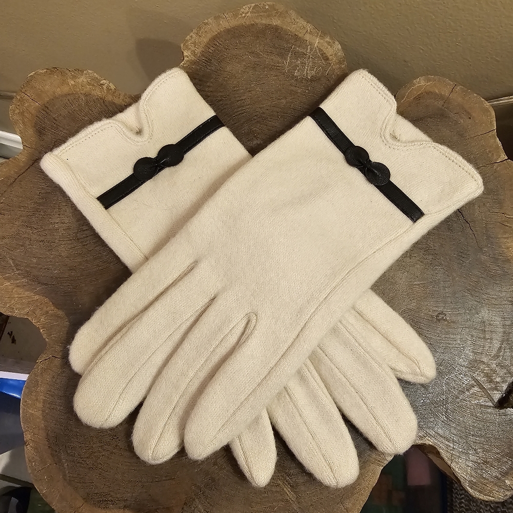 Soft bow gloves